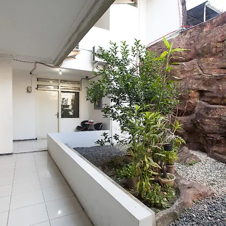 OYO 143 Dukuh Kupang Residence-2