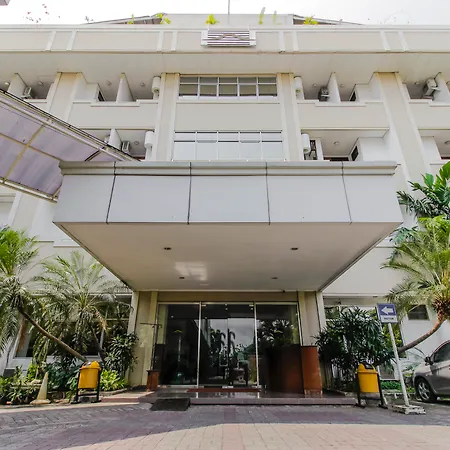RedDoorz Plus near GBK Senayan-3