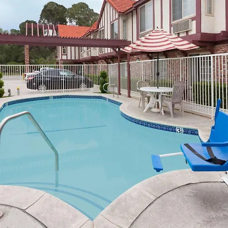 Super 8 By Wyndham Santa Clarita/Valencia-2