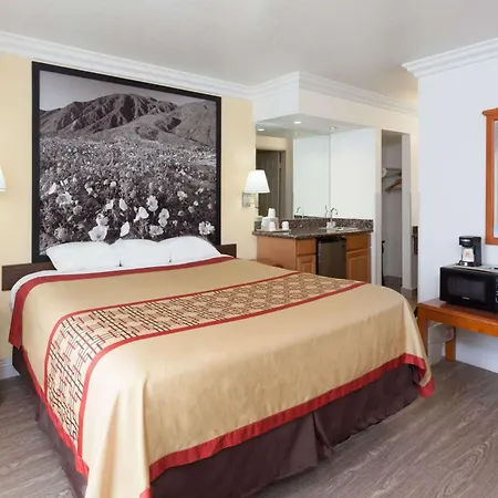 Super 8 By Wyndham Santa Clarita/Valencia-3