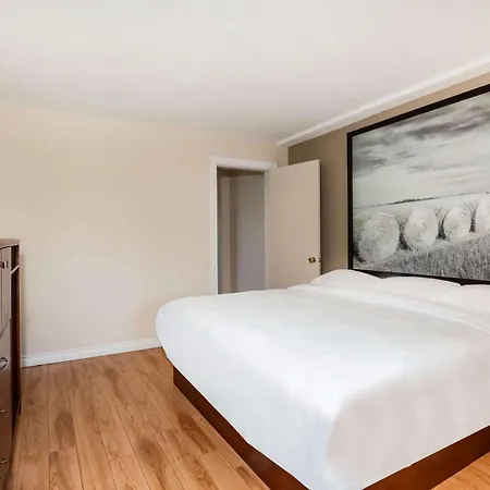 Super 8 By Wyndham Smoky Lake-3