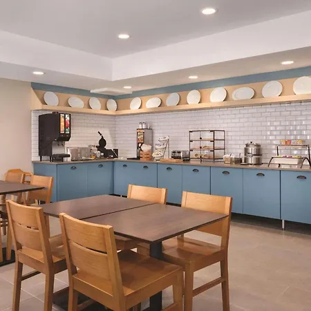 Country Inn & Suites By Radisson, Detroit Lakes-2