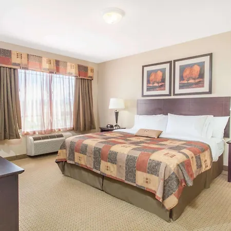 Ramada By Wyndham Pincher Creek-3