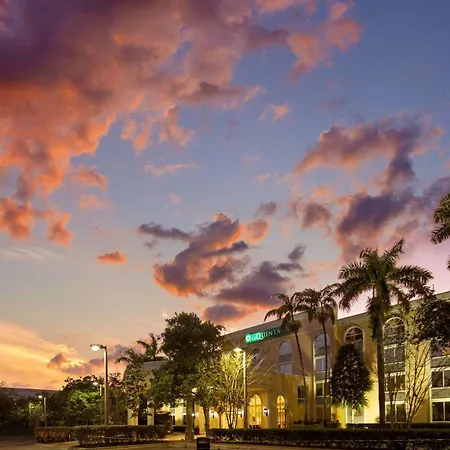La Quinta Inn & Suites By Wyndham Sunrise-2