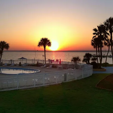 Quality Inn & Suites Gulf Breeze Bayside Near Pensacola Beach-3