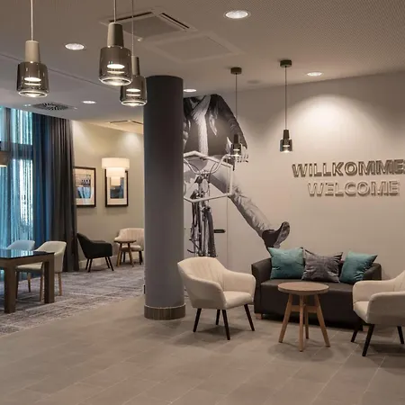 Hampton By Hilton Duesseldorf City Centre-3