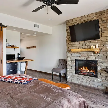 Lodge At 5600-3