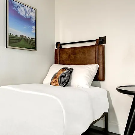 Elwood Hotel & Suites-2