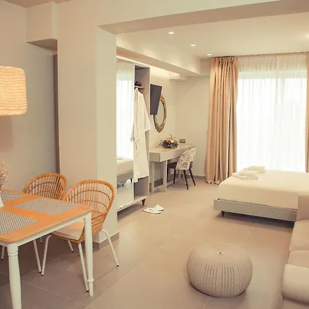 Io Luxury Pool & Hot Tub Suites-2