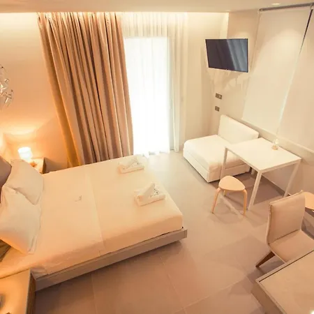 Io Luxury Pool & Hot Tub Suites-3