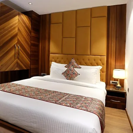 Royal Lalit Grand Hotel-2