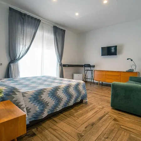 Hub Ferroviario - 12 Posti Letto Per Il Tuo Gruppo A Napoli Con Wifi E Netflix-2