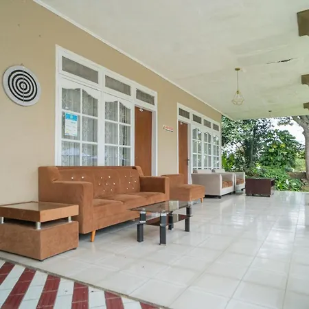 RedDoorz near Taman Safari 2-2