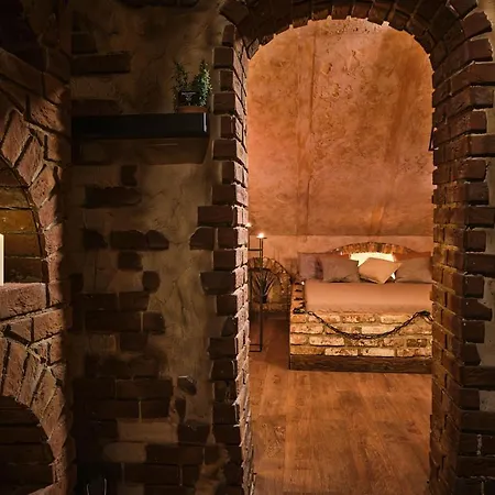 Sweet Poison Rooms-2