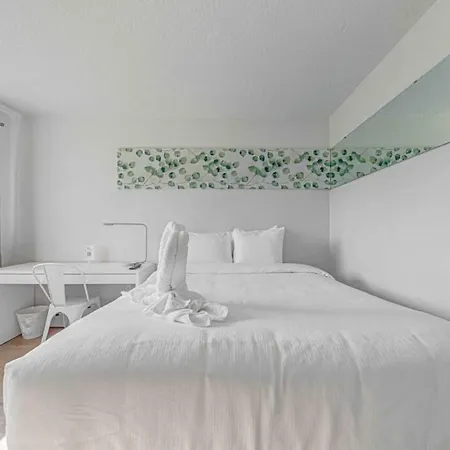 Travel Lodge By Wyndham 10 Min From Disney-3