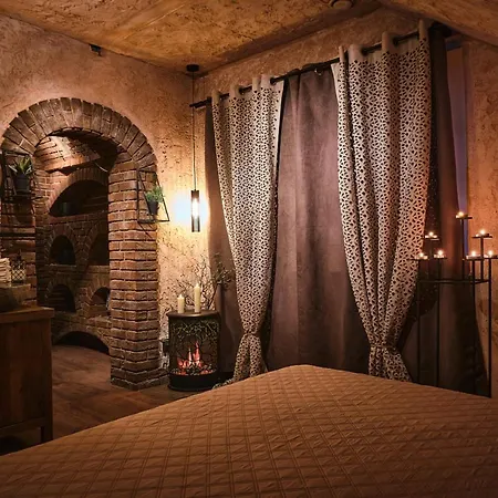 Sweet Poison Rooms-3