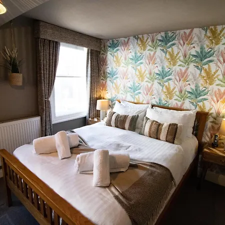 The Wheatsheaf Pub, Kitchen & Rooms-3