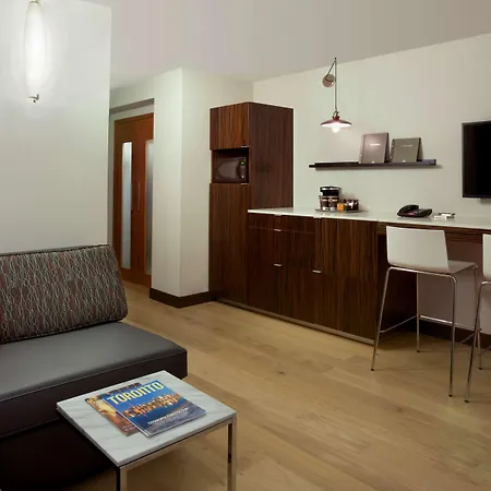 Hilton Toronto Airport Hotel & Suites-3