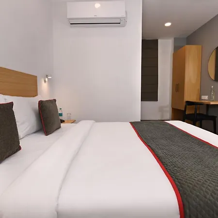 Super Townhouse Function Inn Near Chaudhary Charan Singh International Airport-3