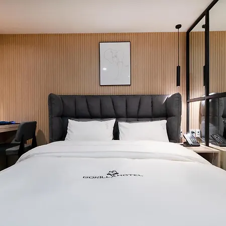Gorilla Hotel-2