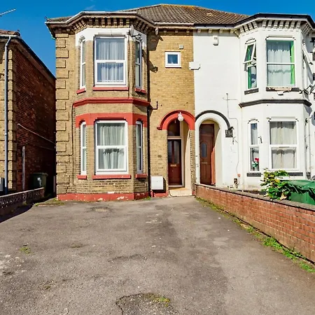 Shirley House: Self-Catering Haven Near Southampton Central-3