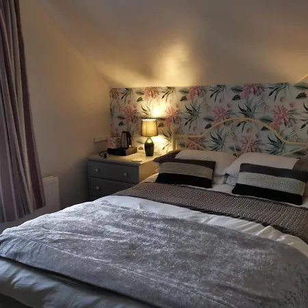 Brooklands Guest House-3