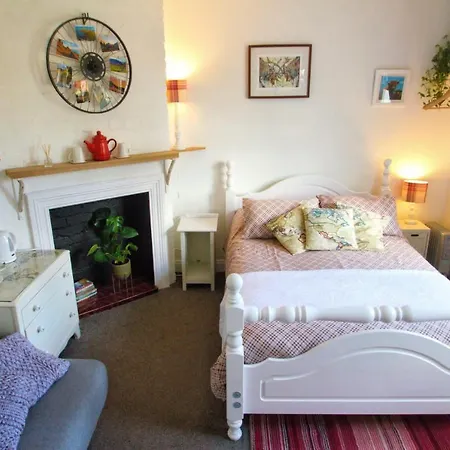 The Red Red Robin Cottage-3