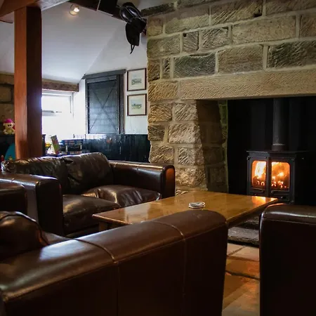The Fox & Hounds Inn & Camping Pods-3