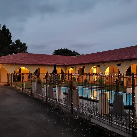 Captains Quarters Motor Inn-2
