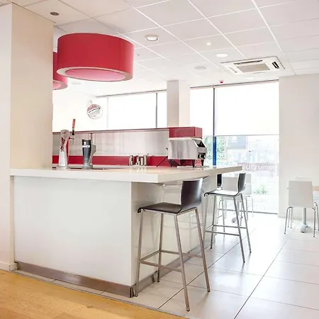 Travelodge Kew Bridge-3