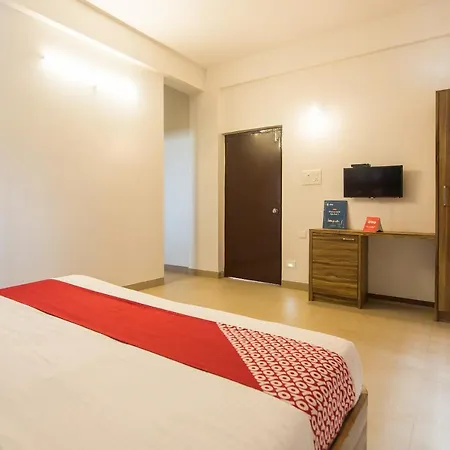 Oyo Primrose Regency Near Amanora Mall-3