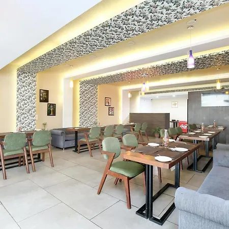Oyo Hotel Crossroads-2