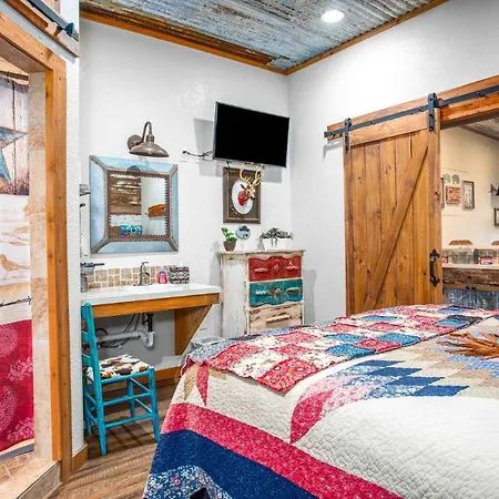 Lonesome Dove Bandera Cabin-2