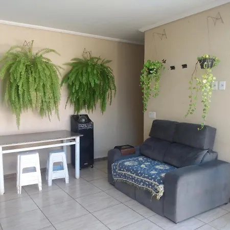 Edicula com um quarto banheiro e piscina e lazer-2