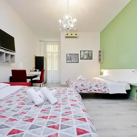 Lucky Holiday Rooms-2