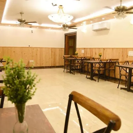Staybook Hotel Atlanta New Delhi Railway Station Paharganj-3