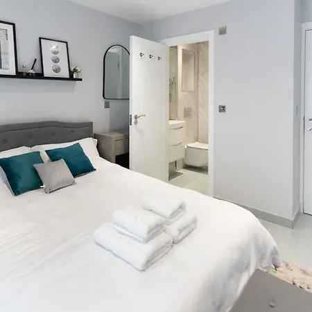 Canary Wharf O2 Deluxe Ensuite Rooms-2