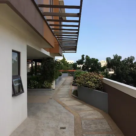Mabolo Garden Flats - Quiet Modern Studio With Balcony Pool Jogging Trail Near Malls And It Park-3