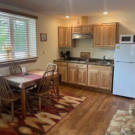 Creekside Downtown Vacation Suites, Only Adults 25 Or Older-2