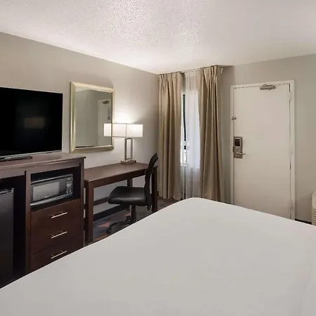Clarion Pointe Indianapolis Northeast-2