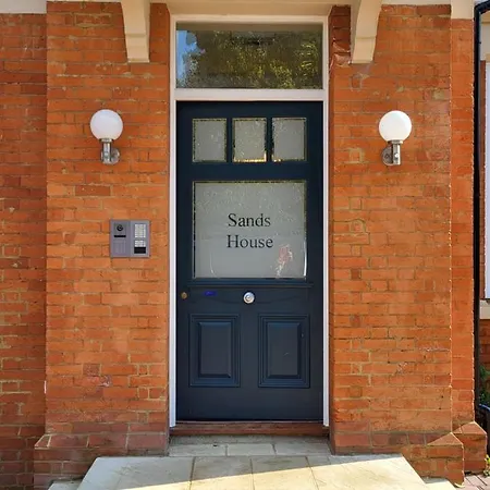 Sands House - Luxury Modern Studios With Secure Parking In Epsom, Surrey-3