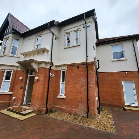 Sands House - Luxury Modern Studios With Secure Parking In Epsom, Surrey-2