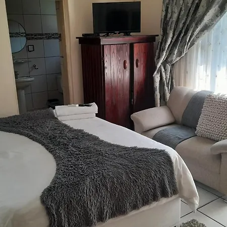 Umqhele Guest Lodge-3