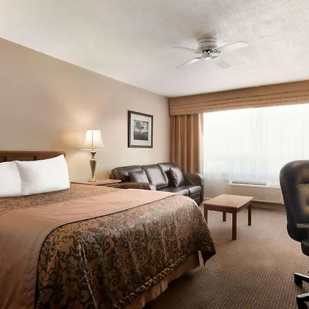 Travelodge By Wyndham Simcoe-3