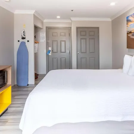 Days Inn By Wyndham Santa Monica-3