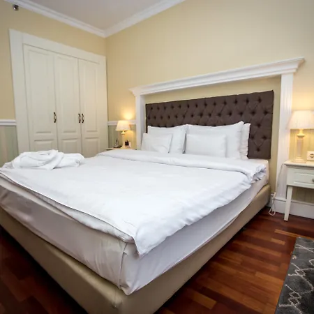Queen'S Court Hotel & Residence-3
