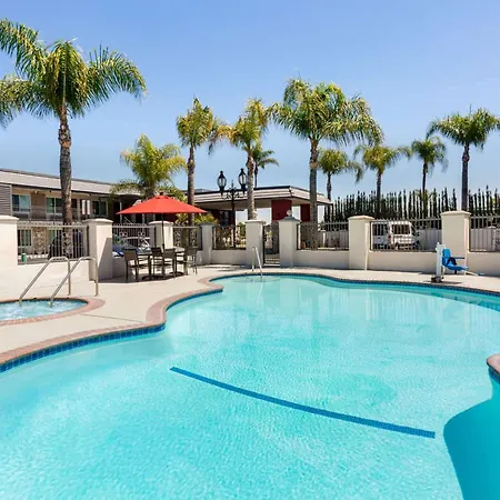 Days Inn & Suites By Wyndham Anaheim At Disneyland Park-3