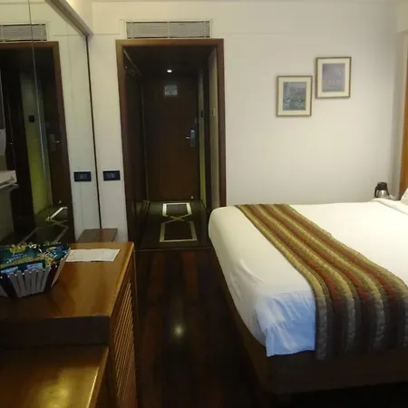Hotel Midtown Pritam-3
