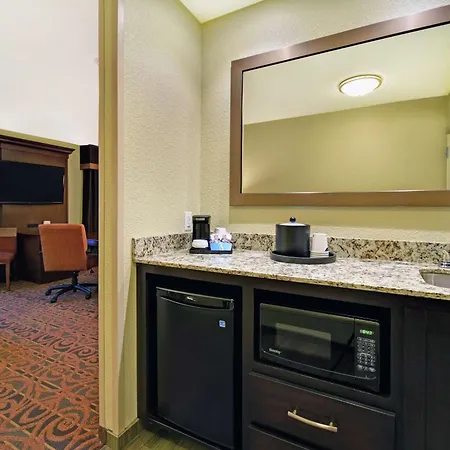 Hampton Inn & Suites Milwaukee/Franklin-2