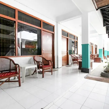 Reddoorz Plus Near Alun Alun Selatan-3